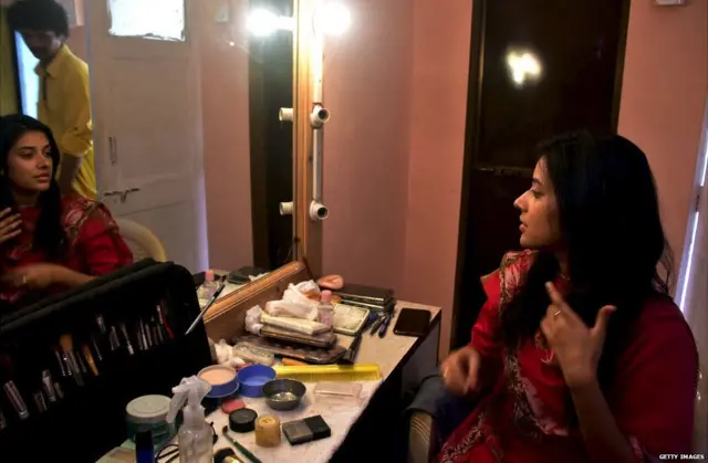 कोरोना का ख़तरा बॉलीवु़ड पर