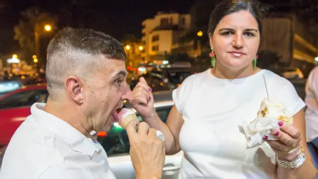 ఐస్ క్రీమ్ తింటున్న జంట