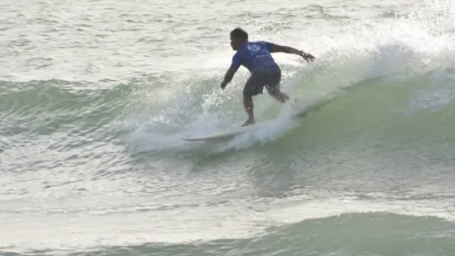 சர்ஃபிங் படகுடன் மூர்த்தி