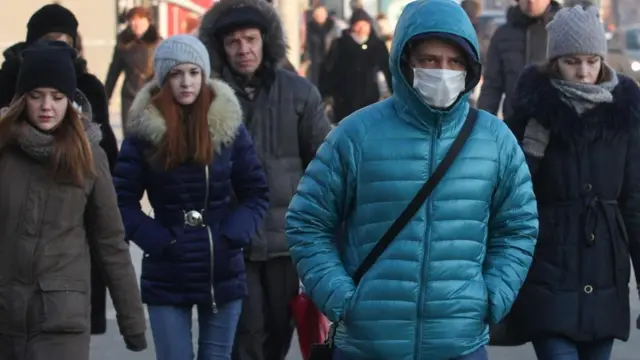 독감이 유행하는 때, 독감에 걸린 사람은 전염 위험이 있기 때문에 집에 있어야 한다