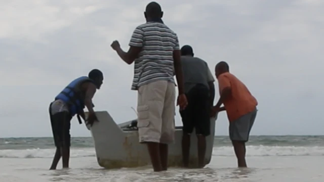 Wavuvi wakianza safari yao ya kuelekea ndani ya maji ya bahari hindi ili kuvua