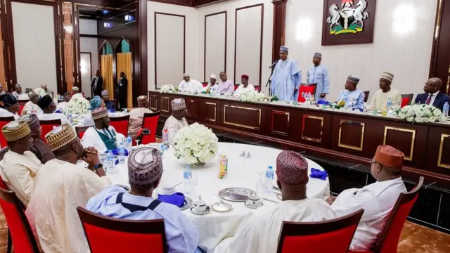 Buhari n ba awọn oniṣowo sọrọ l'Abuja