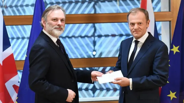 د برتانیا لومړۍ وزیرې له اروپايي ټولنې د وتلو لیک لاسلیک کړ