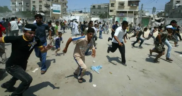 สมาชิกกลุ่มฟาตาห์วิ่งหนี ระหว่างการปะทะกับตำรวจของกลุ่มฮามาสเมื่อวันที่ 31 ส.ค. 2007 ในเมืองกาซาซิตี้ ฉนวนกาซา