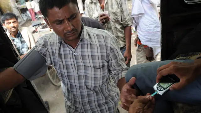 Индиец проверяет сахар в крови. Дели, август 2011 года.