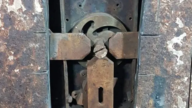 स्ट्रॉन्ग रूम का दरवाज़ा