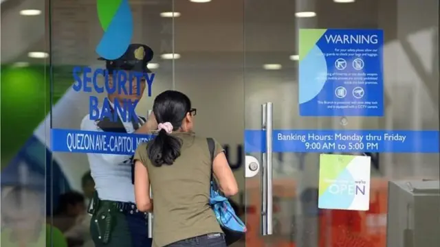 ফিলিপিন্সের প্রচুর নারী বিদেশ থেকে দেশে নিজেদের ব্যাংক হিসেবে টাকা পাঠিয়ে থাকেন