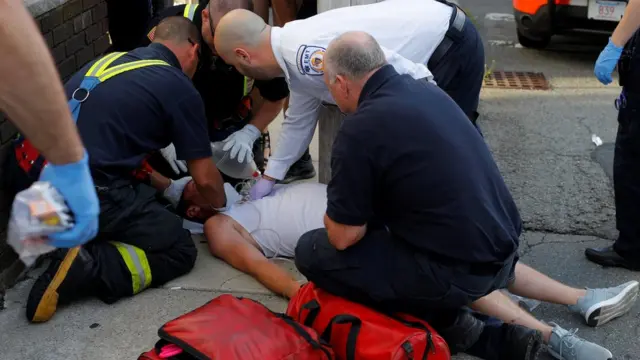 Службы спасения реанимируют мужчину