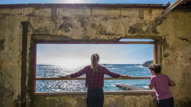 فتاة تطل على البحر