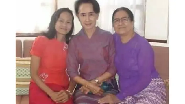 ၂၀၁၀ ရှေ့ပိုင်းအကျယ်ချုပ်ကာလတချို့ကို ဒေါ်အောင်ဆန်းစုကြည်ဟာ ဒေါ်ခင်ခင်ဝင်းနဲ့ ဒေါ်ဝင်းမမတို့ သားအမိနဲ့ အတူ ဖြတ်သန်းခဲ့ပါတယ်။