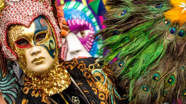 Pessoa mascarada durante desfile do Galo da Madrugada, no Recife