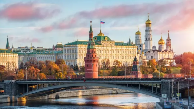 Vista do Kremlin na capital da Rússia, Moscou, ao entardecer