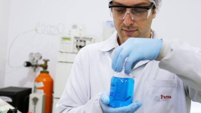 Técnicosite da bet365 fora do arlaboratório mexe com substâncias num recipiente