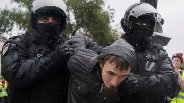Протесты против мобилизации в России: десятки городов, почти 800 задержанных