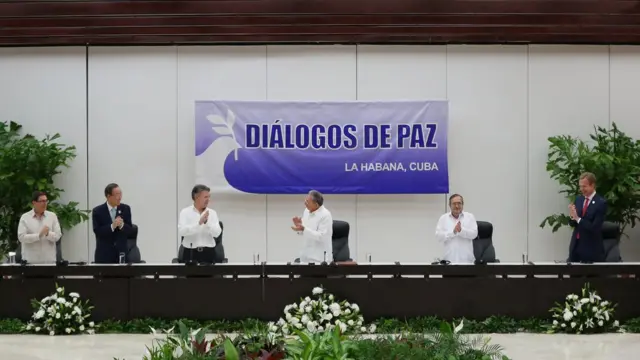 La ceremonia de firma del acuerdo de cese el fuego.