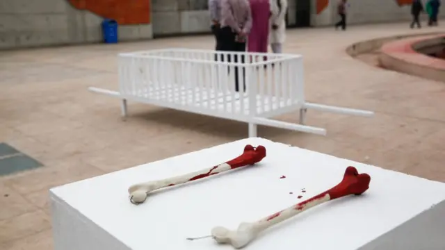 বাংলাদেশে গণহত্যার ওপর একটি শিল্পকর্ম।