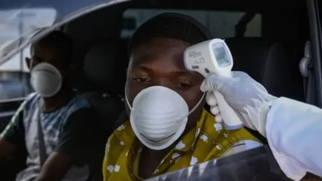 pemeriksaan suhu di Afrika