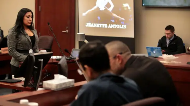 लैरी नस्सार के सामने गवाही देतीं जीनेट एंटोलिन