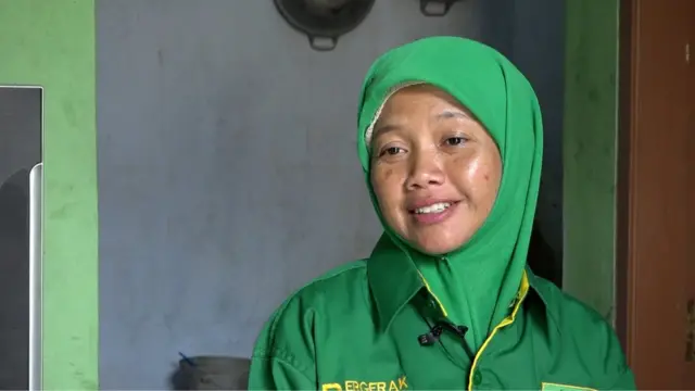 Meski kini 'hanya' berjualan kopi, Eha menamatkan seluruh jenjang pendidikan dasar dan menengah, serta mengantongi diploma dalam bidang Bahasa Inggris