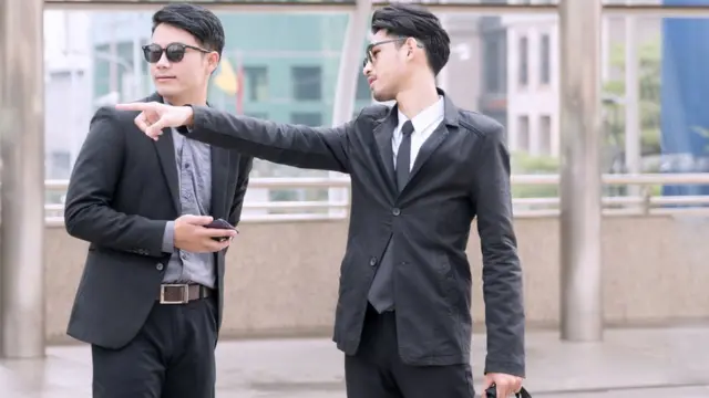 چگونه با فردی که نمی‌شناسید،