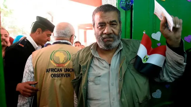 Un observateur de l'Union africaine dans un bureau de vote au sud du Caire.