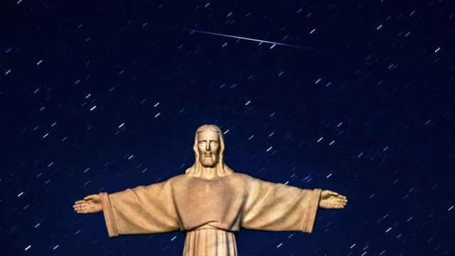 Um meteoro Perseida cruza o céu noturno sobre uma estátuaesportedasorte conJesus Cristo na aldeiaesportedasorte conIvye, cercaesportedasorte con125 km a oesteesportedasorte conMinsk,esportedasorte con13esportedasorte conagostoesportedasorte con2016.