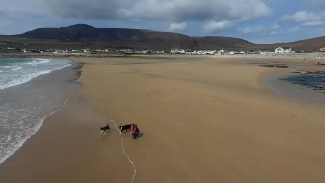 Playa Dooagh con arena.