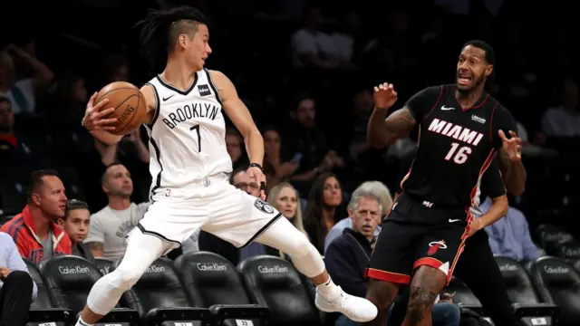 Lin a bouclé l'exercice 2016-17 avec des moyennes de 14,1 points et 5,1 passes décisives.