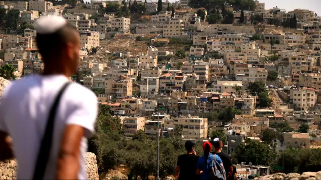 أسم إلعاد مرتبط بعمليات طرد العديد من الأسر الفلسطينية من سلوان في القدس الشرقية المحتلة