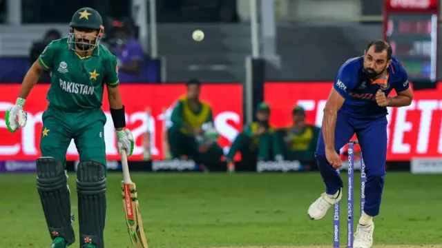 ભારત-પાકિસ્તાન મૅચ દરમિયાન બૉલિંગ કરી રહેલા મોહમ્મદ શમી