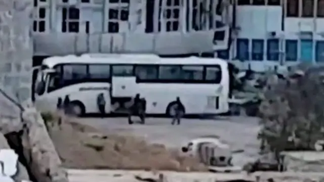 İD üzvləri ailələri avtobusa minirlər ki, ərazini tərk etsinlər