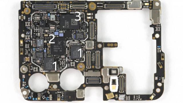 One side of the P30 Pro motherboard (picture provided by iFixIt.com)