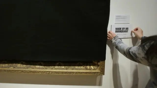 "Hecho por un inmigrante", eran las placas que sustituyeron la información sobre el artista y su obra.