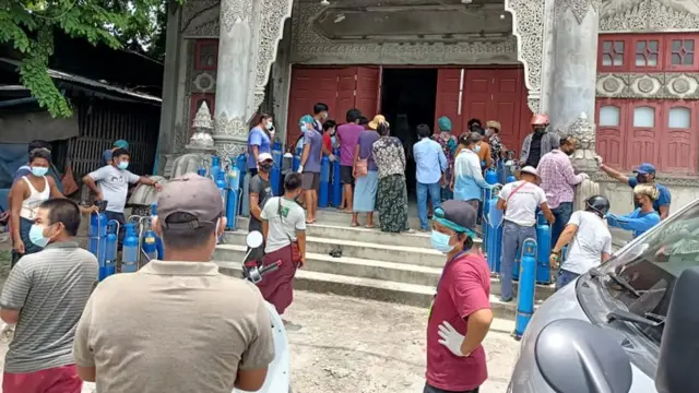 စစ်ကိုင်းတိုင်း ကလေးမြို့က အောက်ဆီဂျင်တန်းစီနေသူများ