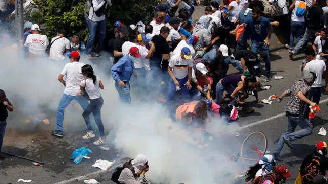 Manifestantes se protegen de los gases