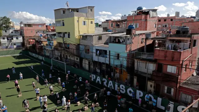 Тренировка по раздаче еды для волонтеров в фавеле Сан-Паулу