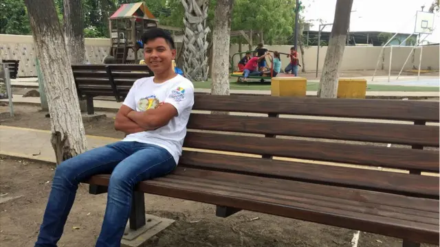 Kevin Lago en el parque central de Rivera Hernández