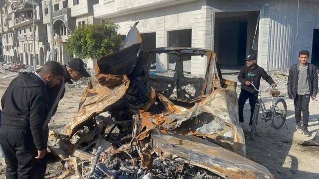 Chiếc xe cứu thương của Hội Lưỡi liềm đỏ Palestine bị cháy rụi