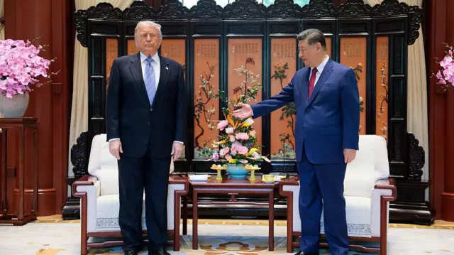 Geleneksel çin yapısı içinde Trump ve Şi birarada. Çinli lider Trump'a koltuğa oturmasını işaret ediyor.