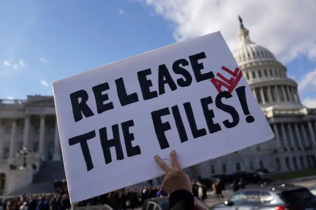 Manifestante segura cartaz pedindo a publicação dos arquivos de Epstein em protesto em frente ao Capitólio, em Washington, em 12 de novembro de 2025