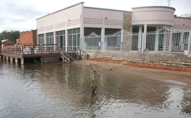 Inyubakwa ziri kunkengera y'ikivuko ca Rumonge