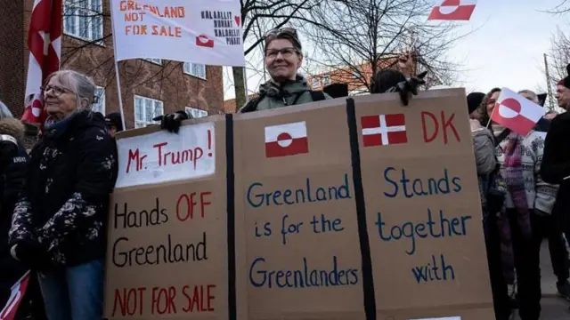 ডেনমার্কে মার্কিন দূতাবাসের বাইরে গ্রিনল্যান্ড ও ডেনমার্কের ওপর যুক্তরাষ্ট্রের চাপের বিরুদ্ধে প্রতিবাদ জানিয়েছেন অনেকে