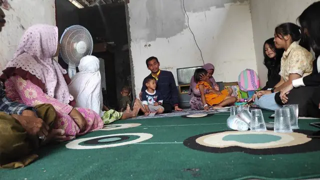 Ayah korban, Samsul Arif (tengah) bersama istri dan anaknya SAH yang sedang dipangku. 