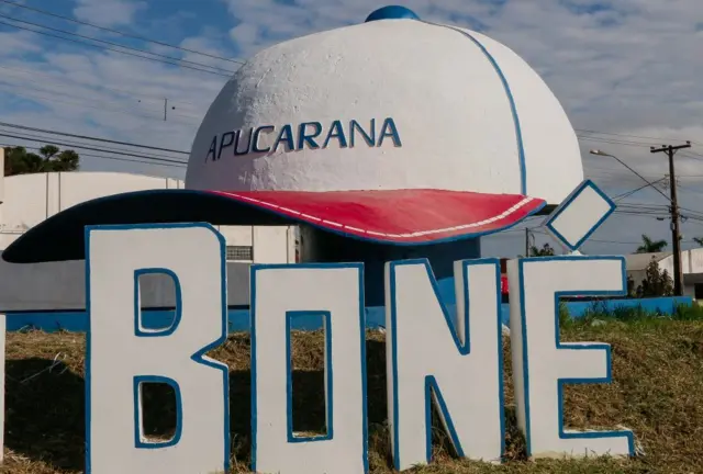 Escultura de boné gigante