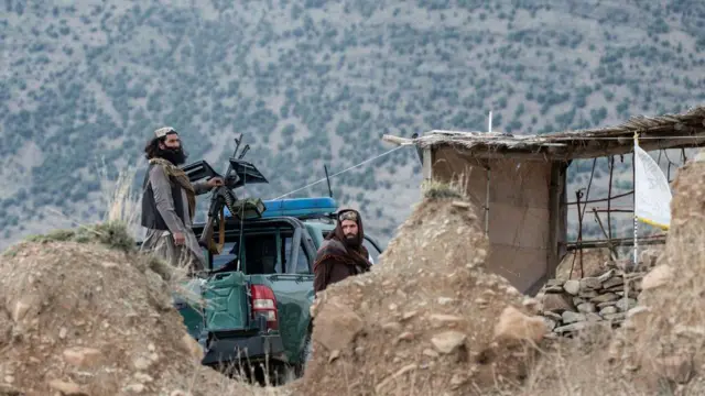 در درگیری میان نیروهای مرزی پاکستان و حکومت طالبان؛ «پنج نفر، از جمله زنان و کودکان» کشته شدند - BBC News فارسی