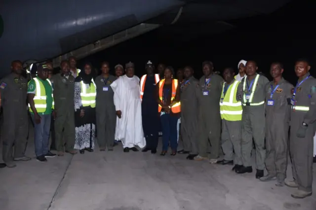 Officials take foto wit Airforce officers 