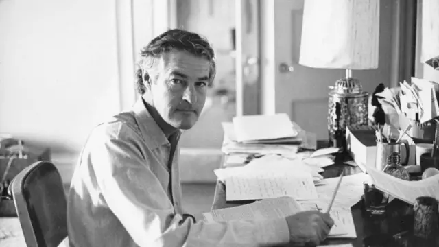 Доктор Тімоті Лірі, адвокат ЛСД, працює за своїм столом