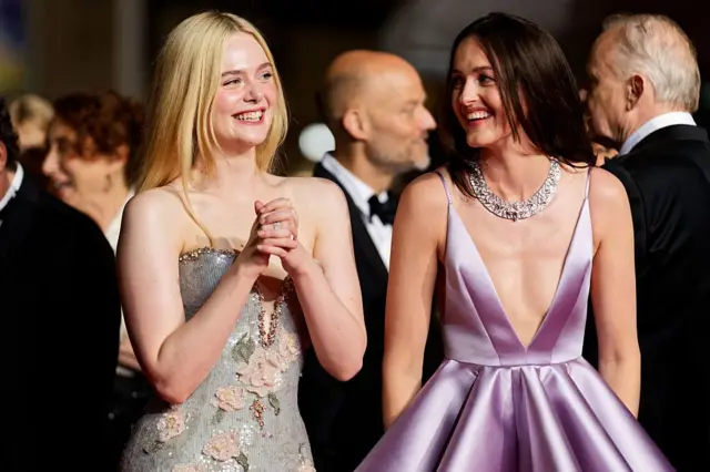 Elle Fanning (izquierda) e Inga Ibsdotter Lilleaas (derecha) posan en vestidos de gala en Cannes.