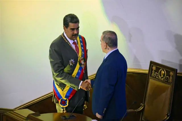 Maduro estrecha la mano de Saab en el Parlamento