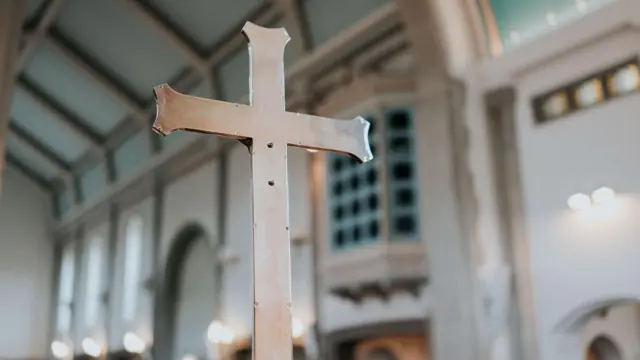 Cruz dentro de igreja